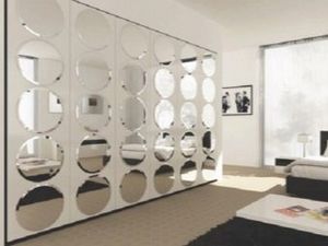 Огледала във вътрешността на хола за разширяване на пространството