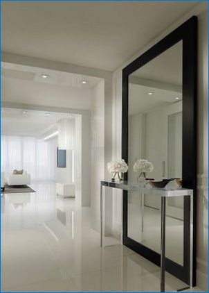 Дизайн с големи огледала в коридора