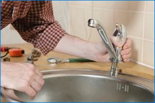 Как да инсталирате мивката в кухнята на работния плот?