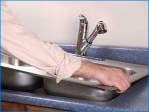 Как да инсталирате мивката в кухнята на работния плот?