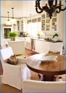 Кресло с подлакътници в кухненски интериор