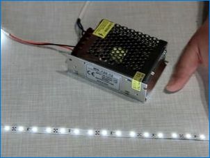 Как да свържете LED лента към захранването?