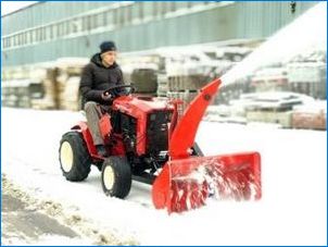 Характеристики и тънкости по избор на мини трактори за почистване на сняг