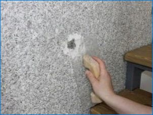 Как да приложите течни тапети на стената?
