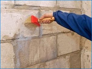 Трябва ли да убодете стените преди замазка?
