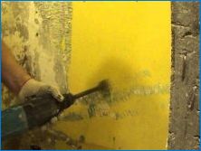 Как да премахнете боя от стената в банята?