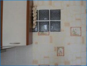 Прозореца между банята и кухнята в 