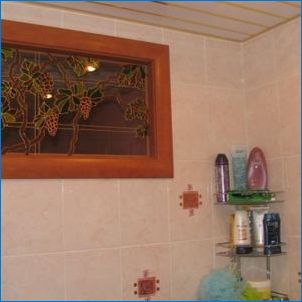 Прозореца между банята и кухнята в 