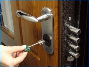 Как да поставите ключалки в метални врати?