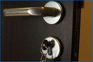 Как да поставите ключалки в метални врати?