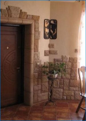 Декорация с декоративна каменна врата: дизайнерски идеи