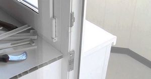 Шкафчета за балконски врати: функции, видове и характеристики на инсталацията
