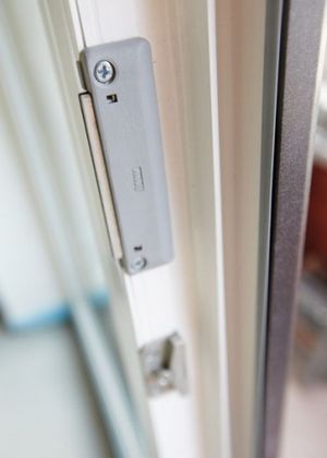 Шкафчета за балконски врати: функции, видове и характеристики на инсталацията