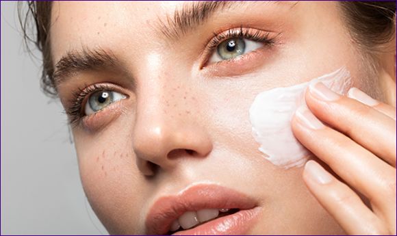 Овлажняване на кожата около очите: характеристики и правила, списък с топ 10