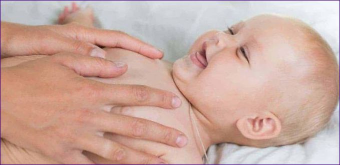 Колко рано бебето може да се обърне по корем?