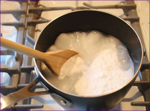 Пране със сода за хляб (сода за хляб и калцинирана сода за хляб): мога ли да я добавя към пералната машина, как да я използвам правилно?