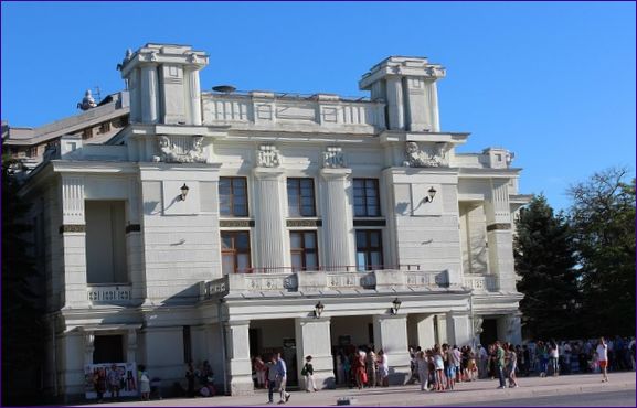Градският театър носи името на А.С. Пушкин