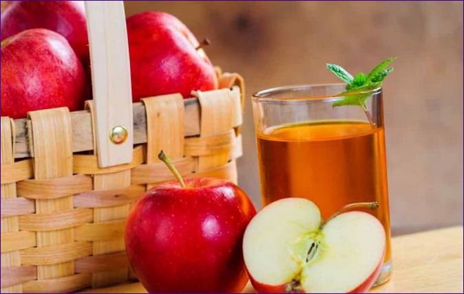 Как да съхраняваме прясно изцеден ябълков сок: колко време в хладилника, на стайна температура и замразен