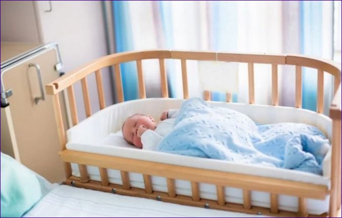 Как да отучите бебето си да спи с мама