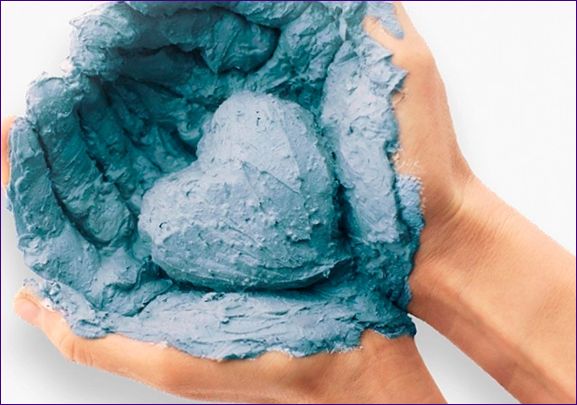 Синя глина за лицето: свойства и приложение, ползи, преглед на 10 козметични продукта