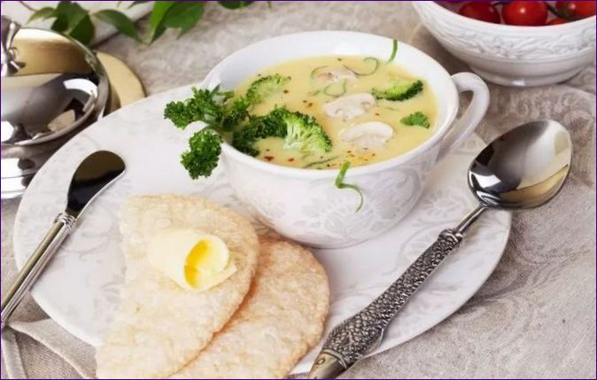 Крем супа с броколи, гъби и сирене