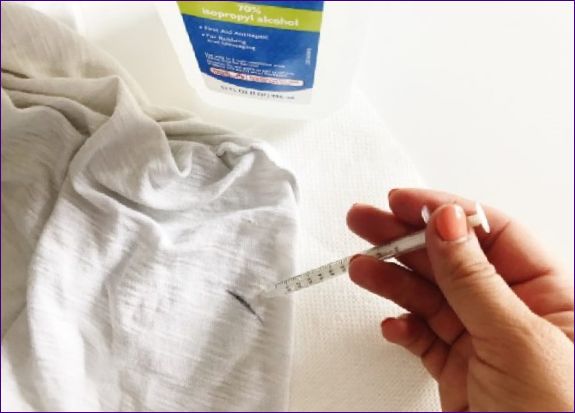 Как да се отървете от следите от химикалки върху бели дрехи